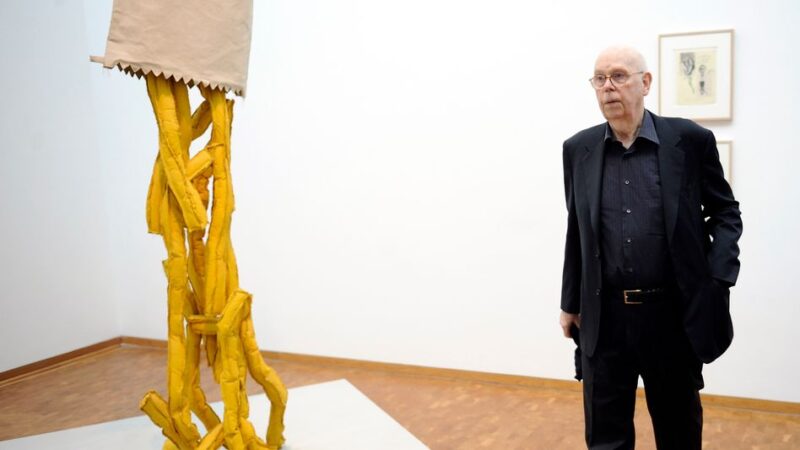 Claes Oldenburg im Kölner Museum Ludwig vor seinem Werk »Shoestring Potatoes Spilling from a Bag, 1966« Foto: Henning Kaiser / dpa