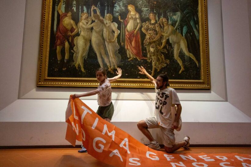 Due manifestanti si incollano le mani al vetro protettivo della Primavera del Botticelli
