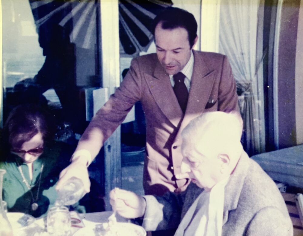 Giorgio de Chirico a pranzo a Ostia con la moglie
