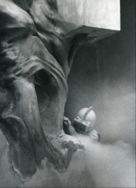 Somaini al lavoro nel suo atelier con il getto di sabbia a forte pressione, 1977 (reportage di Enrico Cattaneo)