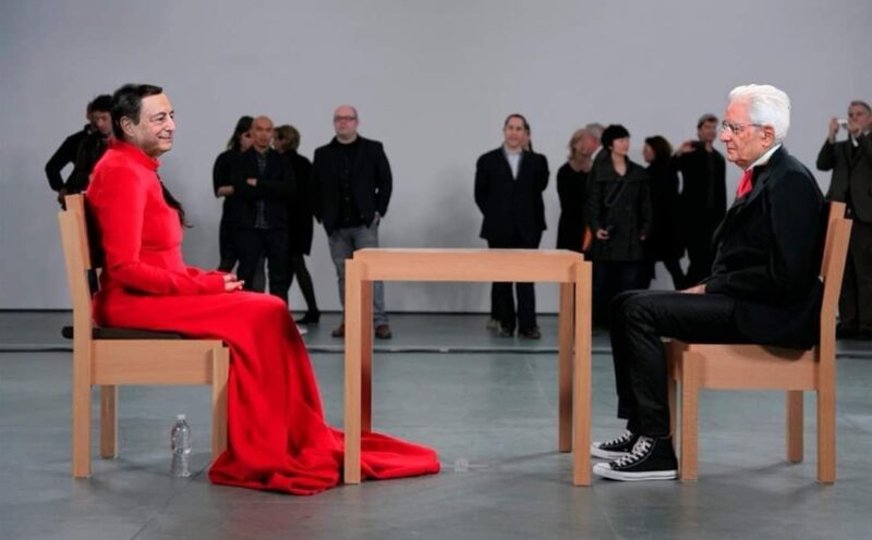 La performance della Abramovic The Artist Is Present rivisitata in chiave satorica