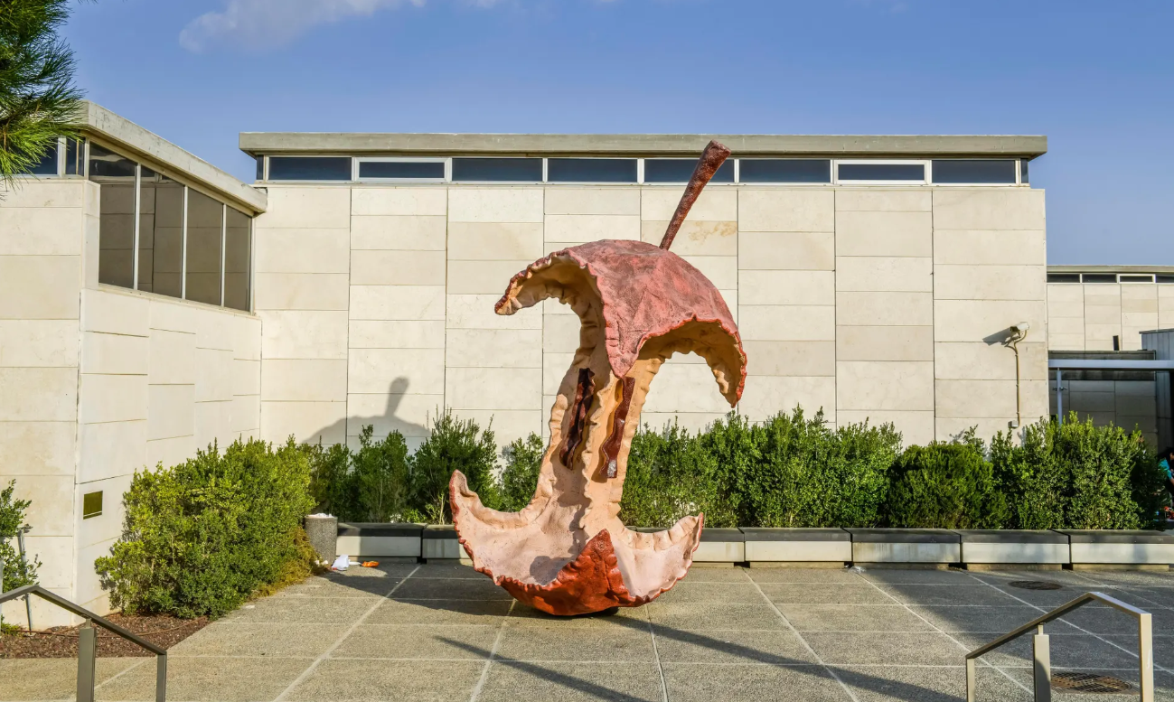 La lucida follia di Claes Oldenburg attraverso le sue sculture monumentali più incredibili