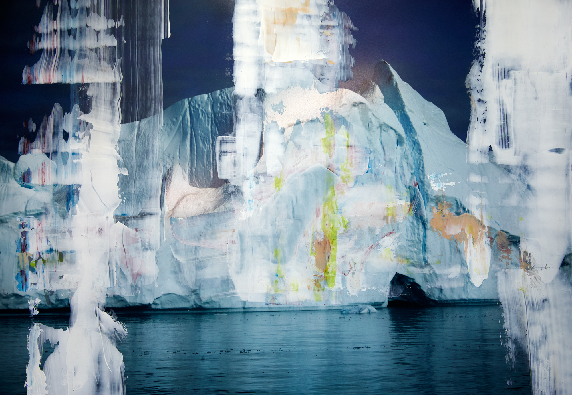 La devastazione climatica della Groenlandia nelle memorie pittoriche di ghiaccio di Olaf Wipperfürth