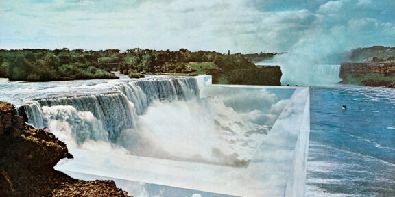Superstudio, Niagara o l’architettura riflessa, 1970, Stampa fotografica offset su carta patinata, Edizioni Plura, Milano (timbro a secco) 68,5 x 86,5 cm, Stima euro 700 - 1.000