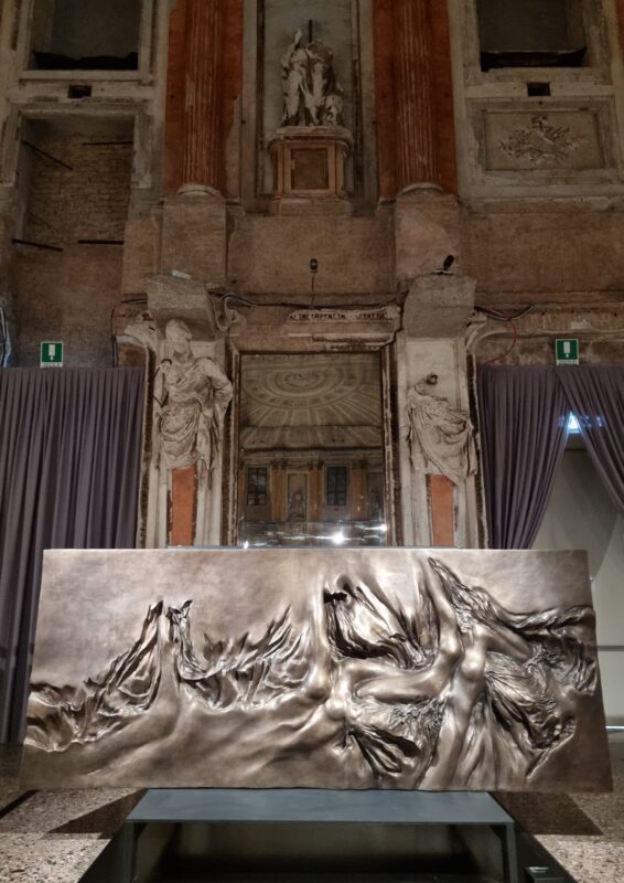 Installation view di "Somaini e Milano. La scultura", Palazzo Reale, Sala delle Cariatidi