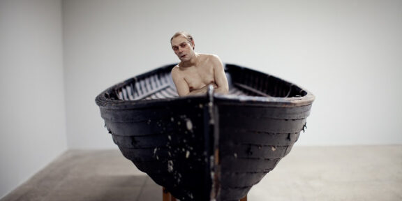 Ron Mueck, Man in a Boat, 2002, Mixed media, 159x138x426 cm, Private collection, Photo credits: Thomas Salva / Lumento