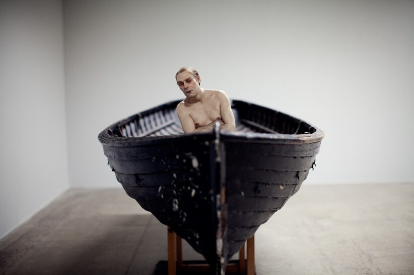 Ron Mueck, Man in a Boat, 2002, Mixed media, 159x138x426 cm, Private collection, Photo credits: Thomas Salva / Lumento
