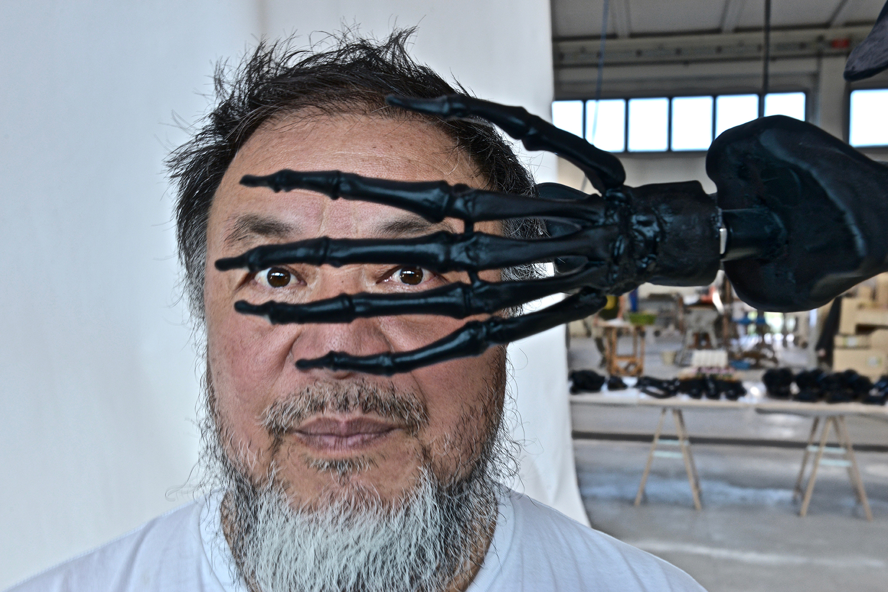Ai Weiwei in mostra a Venezia con una gigantesca scultura in vetro di Murano