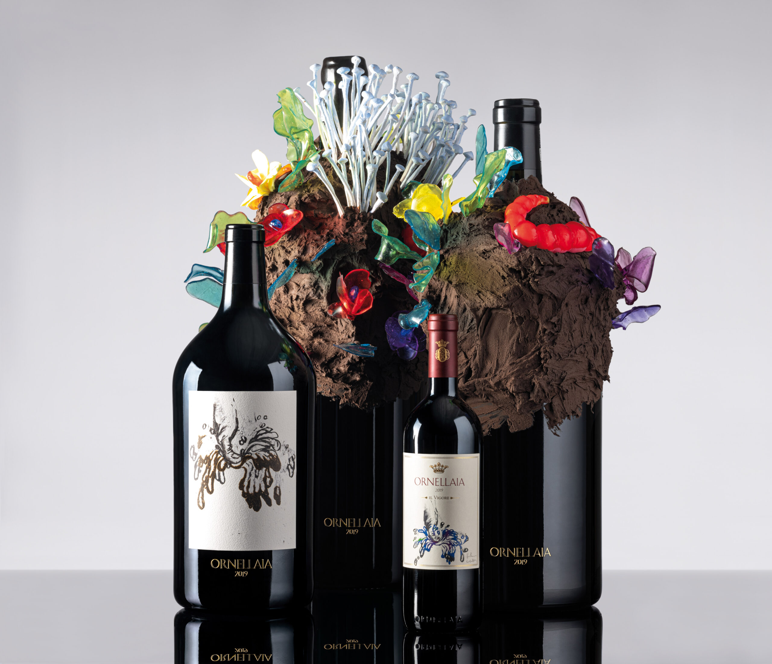 Sotheby’s porta all’asta l’Ornellaia da artista: le bottiglie realizzate da Nathalie Djurberg e Hans Berg