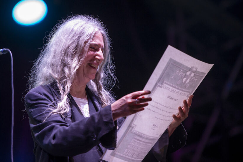 Patti Smith con la pergamena © elena di vincenzo