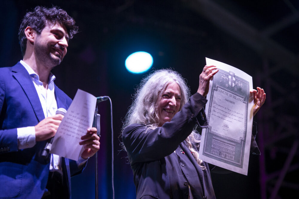 Patti Smith e l'assessore Sacchi con la pergamena © elena di vincenzo