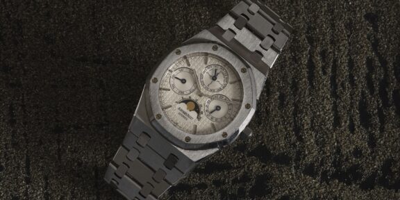 AUDEMARS PIGUET - Royal Oak Quantieme Perpetuelle Automatique Orologio a carica automatica in acciaio. Quadrante bianco con lavorazione “grande tapisserie”. Anno/Year: 2006 Referenza/Reference No.: 25820ST.OO.0944ST.03 Stima: 70.000 - 100.000 € Venduto a: 100.000 €