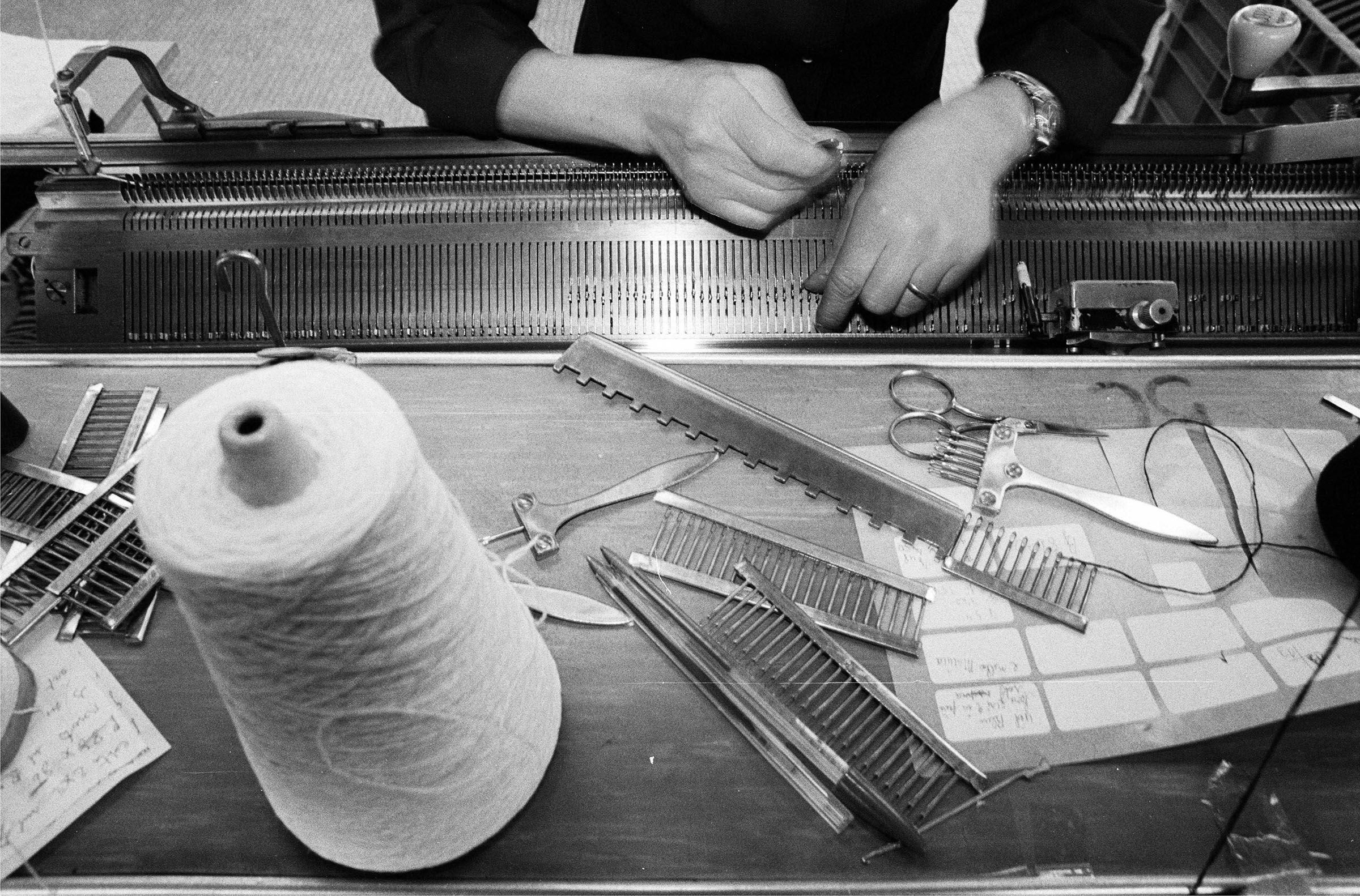Solo la maglia. A Carpi le foto di Ferdinando Scianna raccontano l’arte tessile del territorio