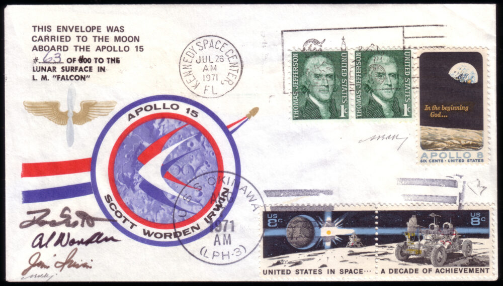Lotto 138 STATI UNITI 1971 (28 lug.) Apollo 15 "Moon Rover". Uno dei 298 cosmogrammi trasportati nello spazio per 12 giorni e nel primo viaggio automobilistico sul suolo lunare dalla vettura "Falcon". Annullo a targhetta speciale "KENNEDY SPACE CENTER, FL" della data di lancio sul francobollo da 8c. "Apollo 8" e sulla coppia da 1c. "Jefferson". La coppia da 8c. "Space Achievement Decade Issue" annullata con il timbro di bordo della nave militare USS Okinawa alla data del recupero della navicella spaziale nell'Oceano Pacifico Firme autografe dei tre Astronauti membri dell'equipaggio: David R. Scott, Alfred M. Worden e James B. Irwin Stima: € 2.500 - 3.500