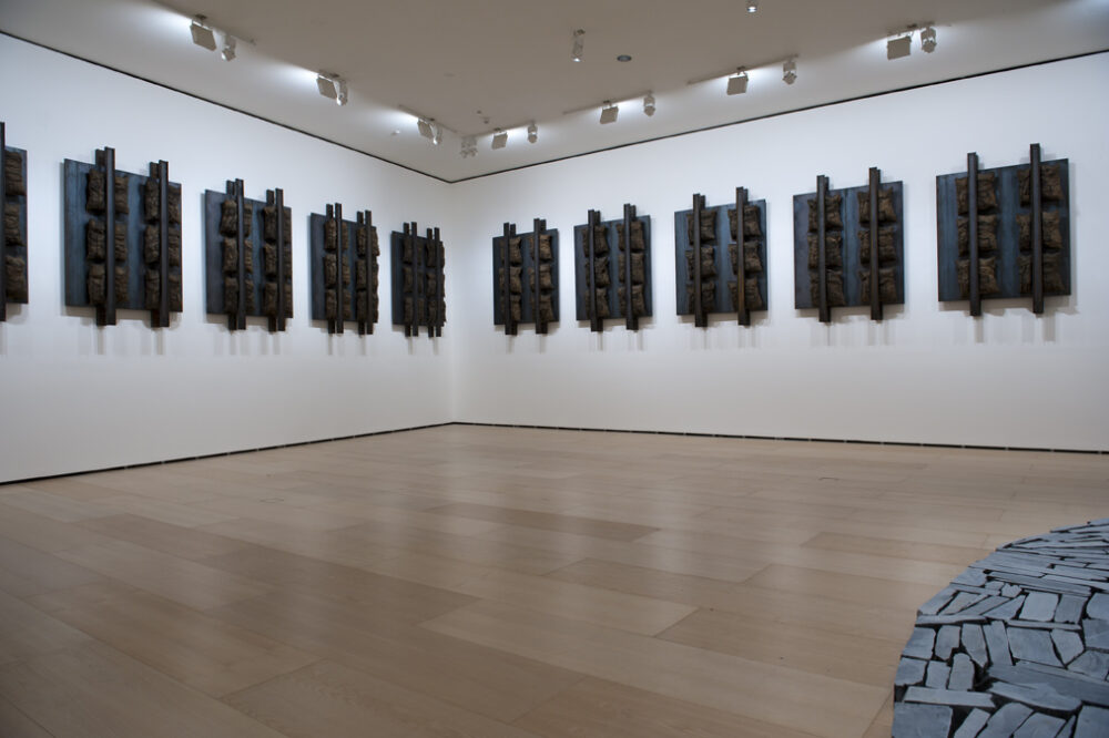 Jannis Kounellis Untitled, 1988 12 steel panels with coal and burlap sacks Dimensions variable Guggenheim Bilbao Museoa