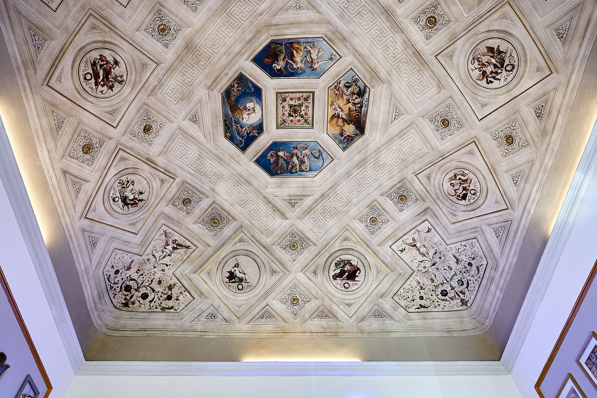 Bologna. In vendita un appartamento con affreschi di Ludovico Carracci, Guido Reni e Felice Giani