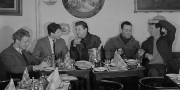 Group portrait of painters (left to right) Timothy Behrens, Lucian Freud, Francis Bacon, Frank Auerbach and Michael Andrews at Wheelers Restaurant in Soho, London, 1963 © John Deakin / John Deakin Archive / Bridgeman Images