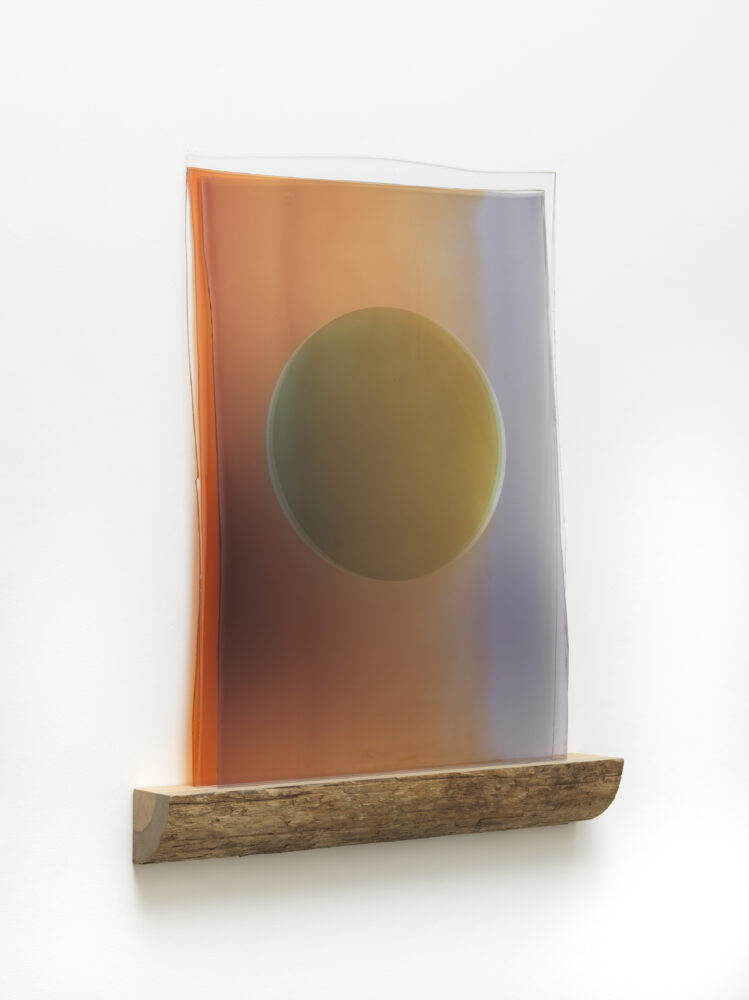 Olafur Eliasson, Twilight respiration, 2018, coloured glass and driftwood 106 x 80 x 12.5 cm © Olafur Eliasson, photography Jens Ziehe, Berlin, courtesy of the artist and neugerriemschneider, Berlin