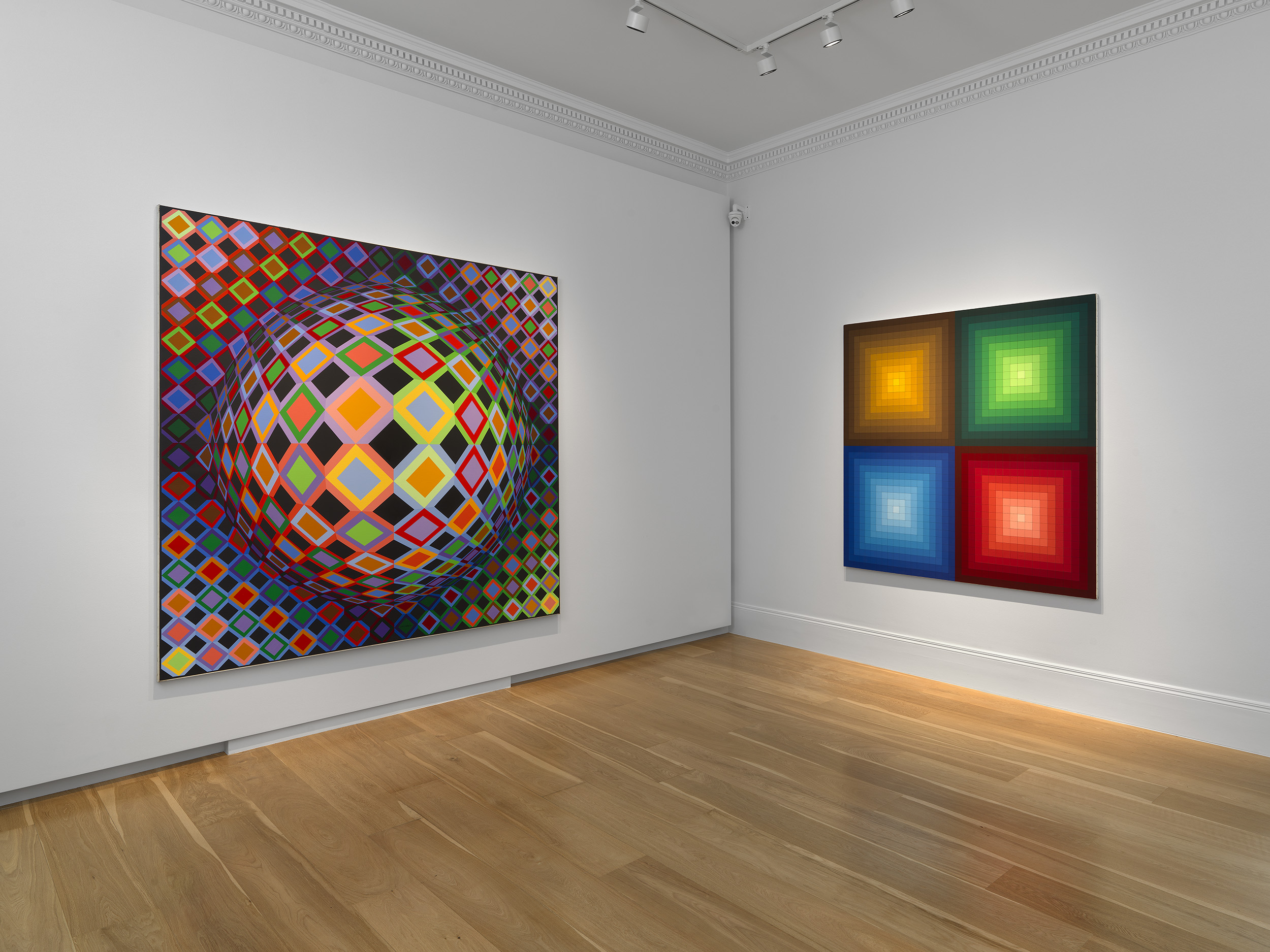 Le magiche variazioni luminose e geometriche di Victor Vasarely irradiano Londra