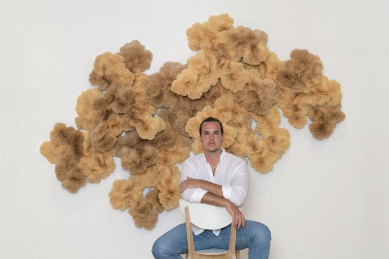 Chris Soal alla sua mostra “Remains to been seen”, Eduardo Secci, Milano, 2022, Foto The Knack Studio, Courtesy l’artista e Eduardo Secci, Milano, Firenze.