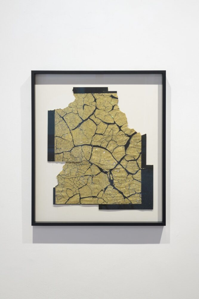 Chris Soal, La Peau de Chagrin, 2022, frottage su carta vetrata, 61 x 53 cm, Foto The Knack Studio, Courtesy l’artista e Eduardo Secci, Milano, Firenze