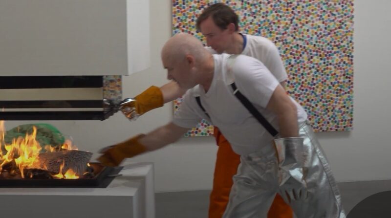 Damien Hirst brucia i primi mille Spot Paintings venduti come NFT