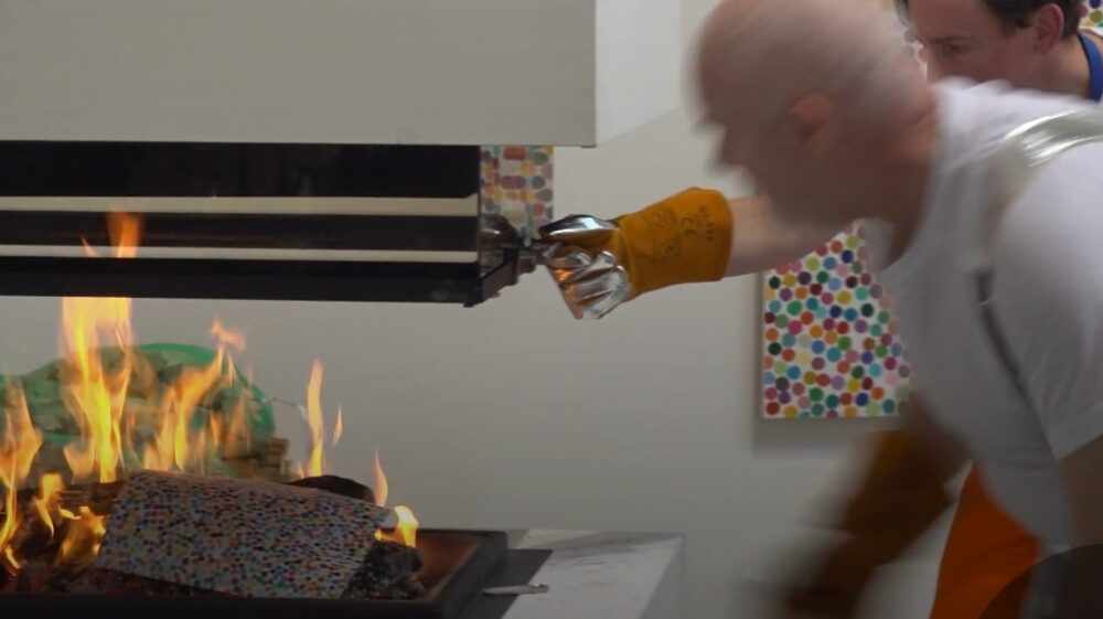 Damien Hirst brucia i primi mille Spot Paintings venduti come NFT