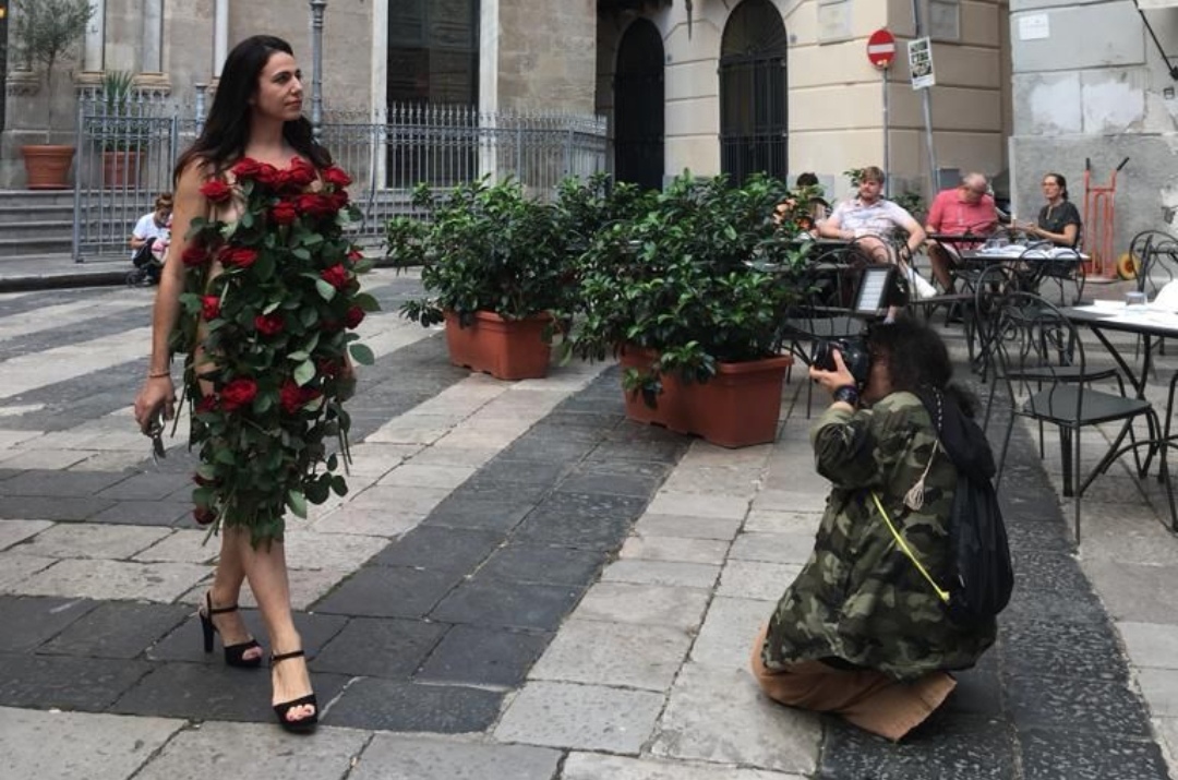 Vestita di sole rose. Immagini e video della performance di Francesca Romana Pinzari a Palermo