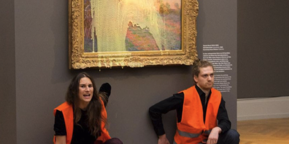 Gli attivisti dell'arte attaccano Monet.png