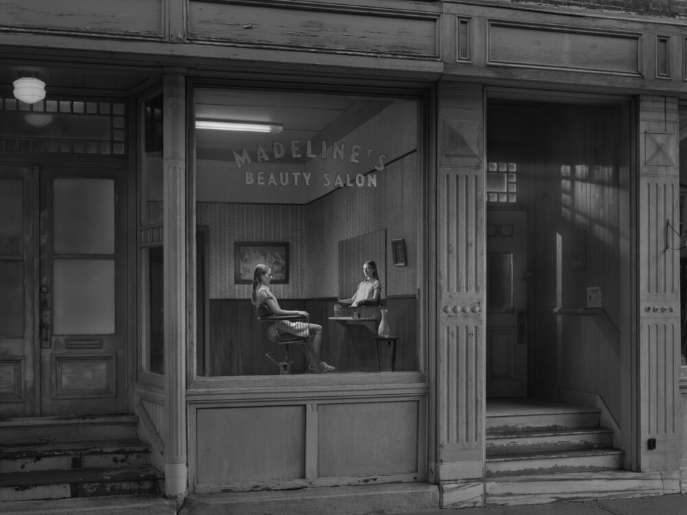 GREGORY CREWDSON, Madeline's Beauty Salon, 2021 - 2022, Stampa digitale ai pigmenti, 87,6 × 116,8 cm © Gregory Crewdson