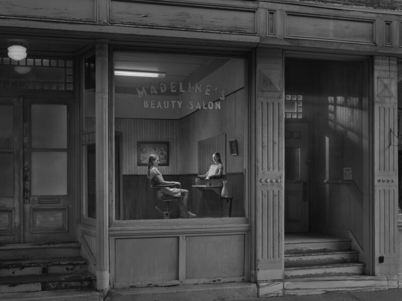 GREGORY CREWDSON, Madeline's Beauty Salon, 2021 - 2022, Stampa digitale ai pigmenti, 87,6 × 116,8 cm © Gregory Crewdson