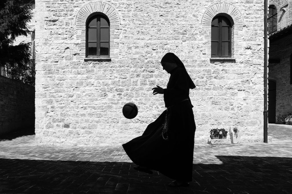 Preti e suore in attività sportive: è la mostra “Mens sana in corpore sano” di Stefano Guindani