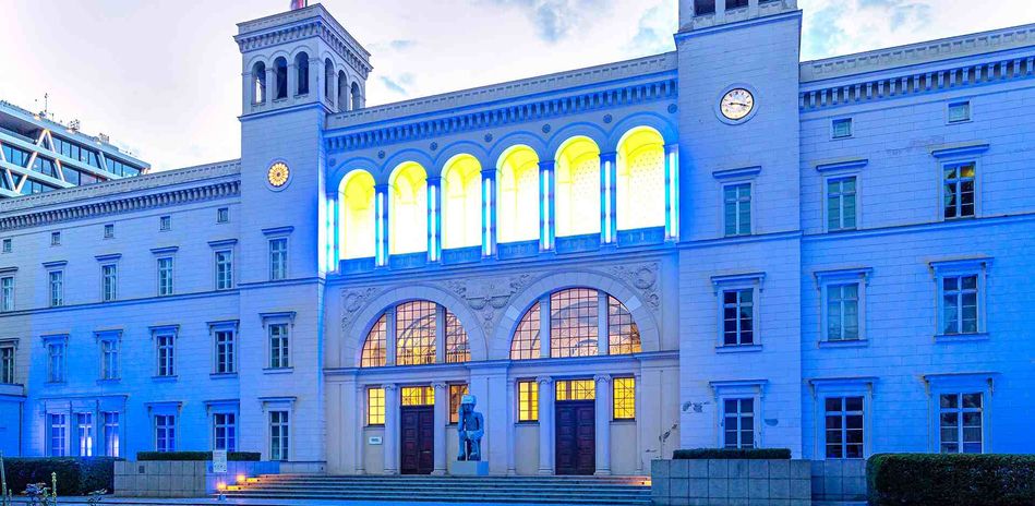 Per la prima volta in 26 anni l’Hamburger Bahnhof di Berlino spegne il neon di Dan Flavin