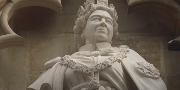 La statua della Regina nella Cattedrale di York