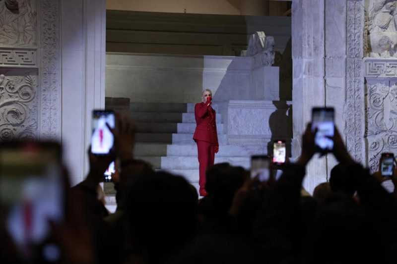Achille Lauro canta all'Ara Pacis