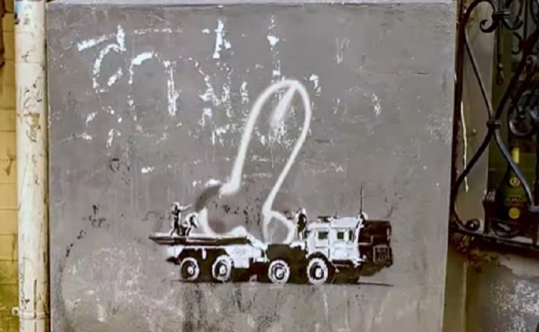 carro armato disegnato da Banksy con la scritta di un pene