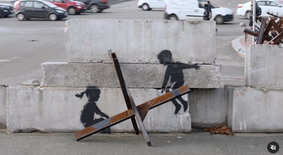 “In solidarietà con il popolo ucraino”: ecco le 7 nuove opere di Banksy in Ucraina, le immagini