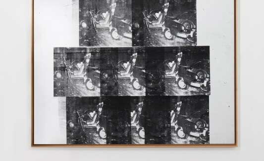 Dettaglio di White Disaster [White Car Crash 19 Times] di Andy Warhol, venduto stasera per 85,3 milioni di dollari