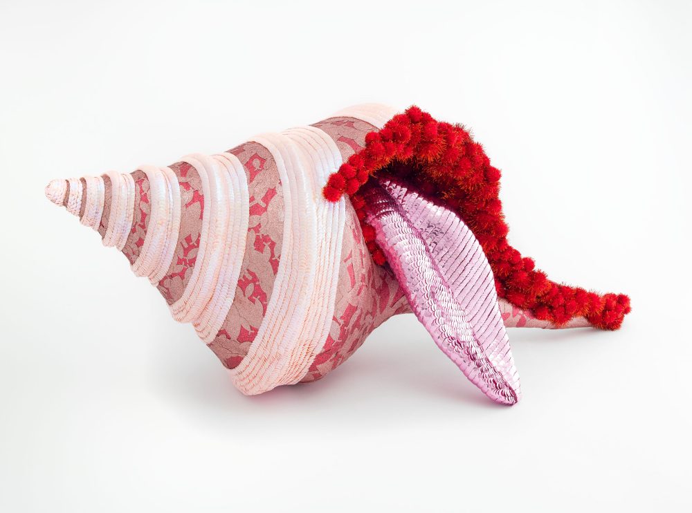 Jan Fabre, Belgian shell-tongue (2018) pigmenti, carta, polimerato, tessuto, guscio, 24,2 x 56,1 x 27,6 cm