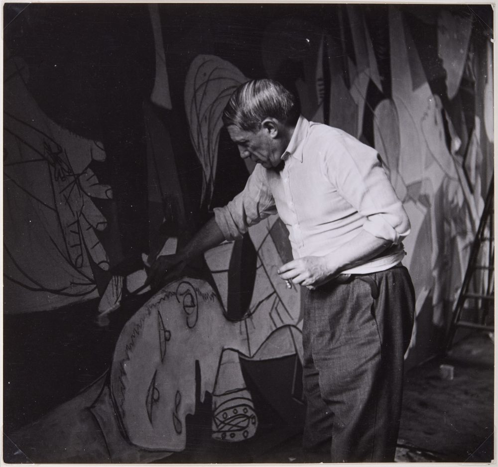 Dora Maar, Picasso de pié trabajando en el Guernica en su taller de los Grands-Augustins Picasso in the Grands-Augustins Studio Working on Guernica, 1937, Stampa alla gelatina bromuro d’argento Museo Nacional Centro de Arte Reina Sofía, Madrid © Dora Maar © Succession Picasso by SIAE 2022