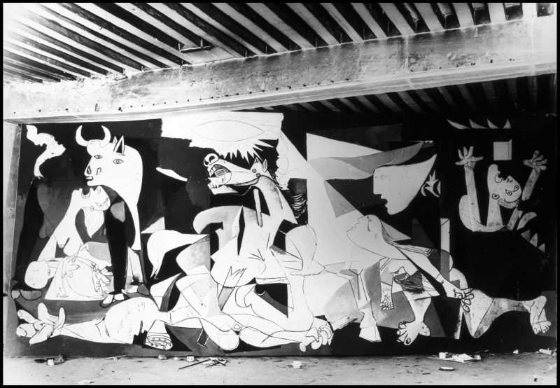 Dora Maar, Reportaje sobre la evolución del Guernica Photo Report of the Evolution of Guernica [Estado VI], 1937, Stampa alla gelatina bromuro d’argento Museo Nacional Centro de Arte Reina Sofía, Madrid © Dora Maar © Succession Picasso by SIAE 2022
