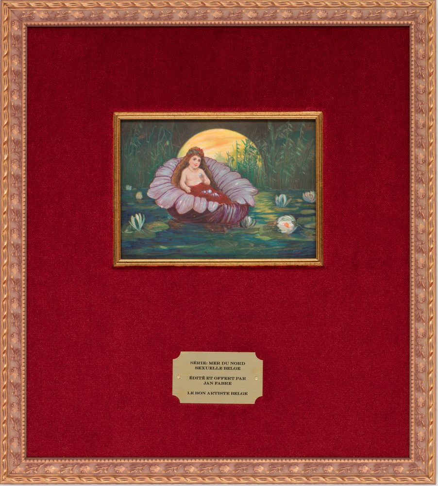 Jan Fabre, The small, plump, alluring Belgian Venus (I) (2018), matita HB, matite colorate su carta chromo, cornice dorata, passe-partout rosso, 37 x 33,7 x 2,2 cm.