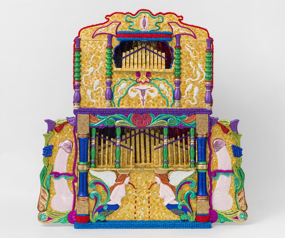 Jan Fabre, Sexy barrel organ (2017), legno, pigmenti, carta, polimerato, metallo, componenti elettroniche, tessuto, 146,6 x 145,2 x 42,1 cm