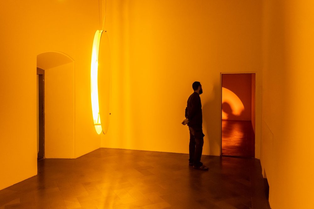 Olafur Eliasson, Solar compression, 2016. Specchi di vetro convessi, luci monofrequenza, acciaio inox, vernice (bianca), motore, centralina, cavo, øcm120,cm10 