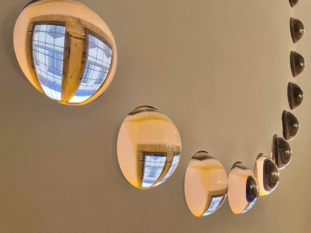 Olafur Eliasson, Your timekeeping window, 2022. 24 sfere di vetro ø 180 cm