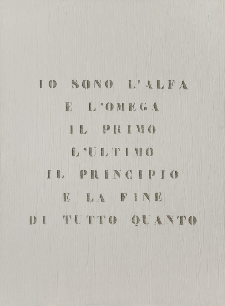 Vincenzo Agnetti Ritratto di Dio, 1970 Feltro bianco con scritta incisa in argento 150 x 110 cm ph. Roberto Marossi courtesy Fondazione Agnetti, Milano
