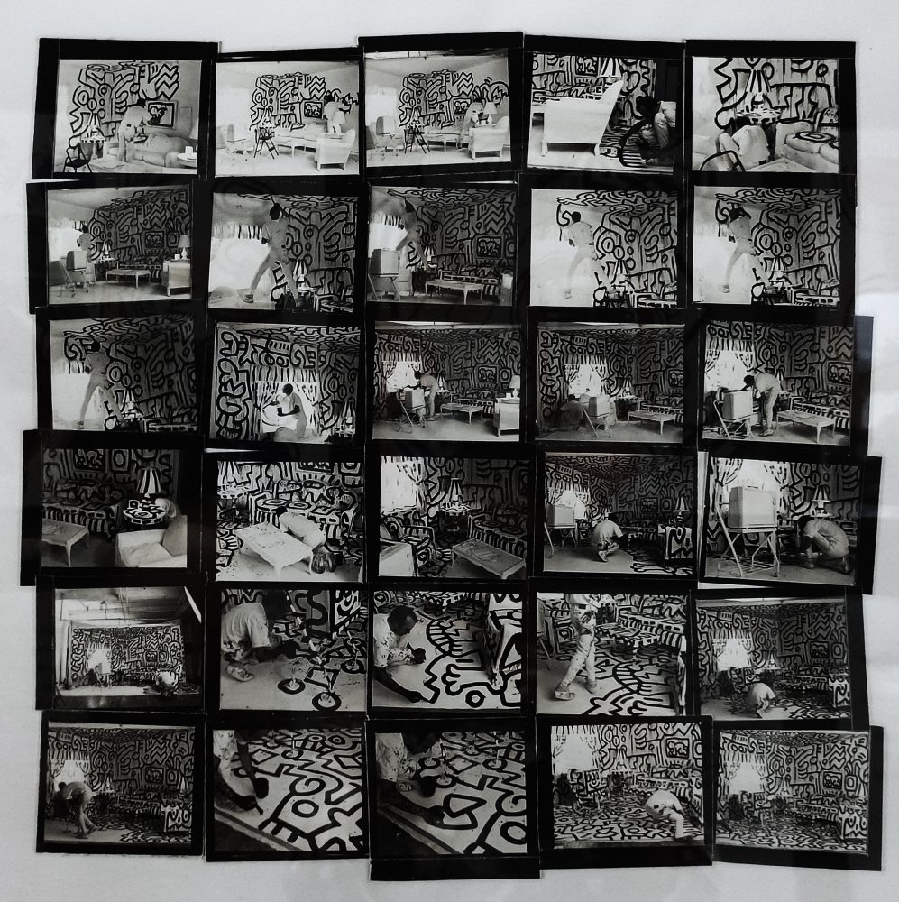 Annie Leibovitz - Keith Haring prepara la stanza, provini - 1986 - stampa a pigmenti 48x48 cm (FOTO SCATTATA DA ALTHEA CONTI)