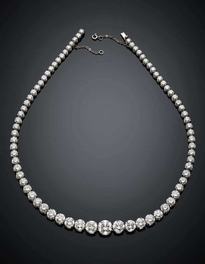 Lotto 542 Collier a scalare in oro bianco e diamanti rotondi per complessivi ct. 45,50 circa, il diamante centrale di ct. 3,58 circa, g 50,16 circa, lungh. cm 42 circa. Venduto: € 118.750