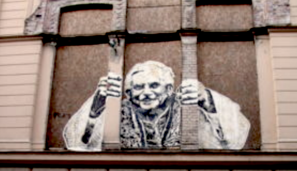 L’anonimo murale dedicato a Ratzinger apparso in Belgio