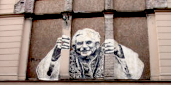 L’anonimo murale dedicato a Ratzinger apparso in Belgio
